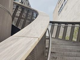 Accoya Brüstungsabdeckung aus Holz mit präziser Gehrung im Aussenbereich