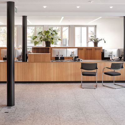Solid oak veneer, Muri Community Centre Reception area with high-quality oak veneer from the ‘Furnier Express Fixmasse’ range by Roser AG