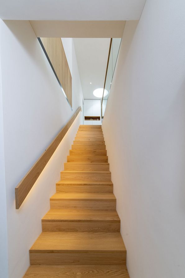 Innenausbau Basel mit Parkett, Furnier & Einbaumöbeln Holztreppe modern