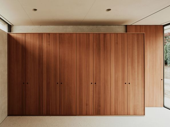 Architektonischer Innenausbau mit Elsbeer Furnier