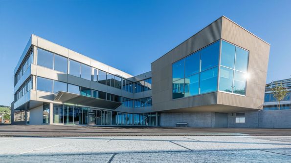 Umbau der Bibliothek Schindellegi mit Furnier