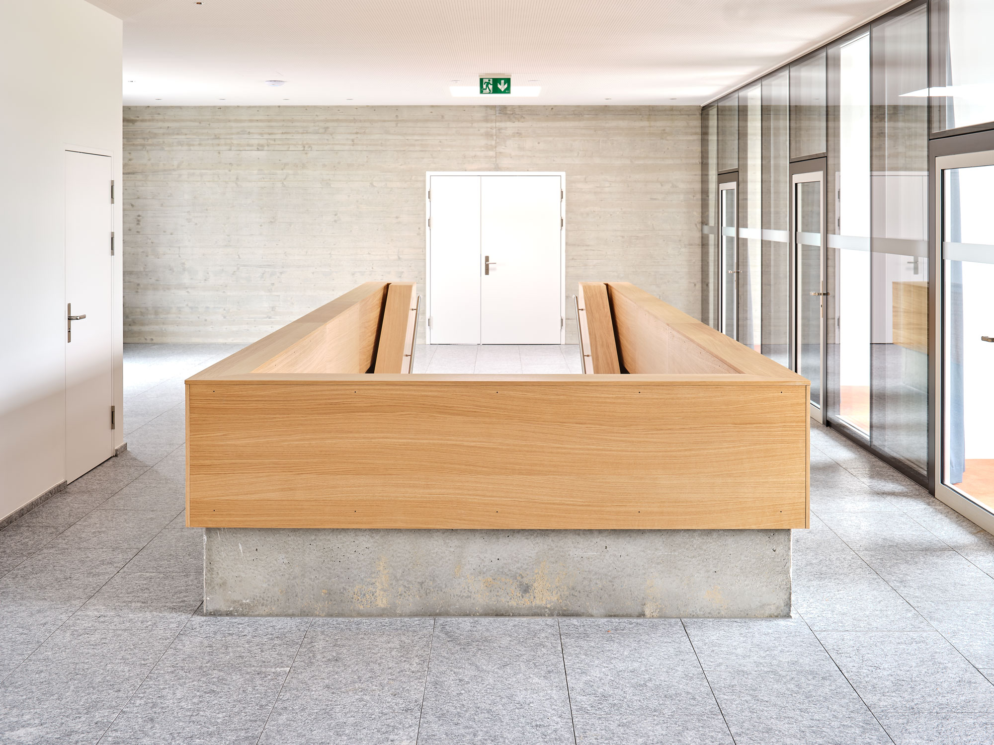 Solid oak veneer, Muri Community Centre Wall panelling made of oak veneer with Furnier Express adhesive in the Muri community centre
