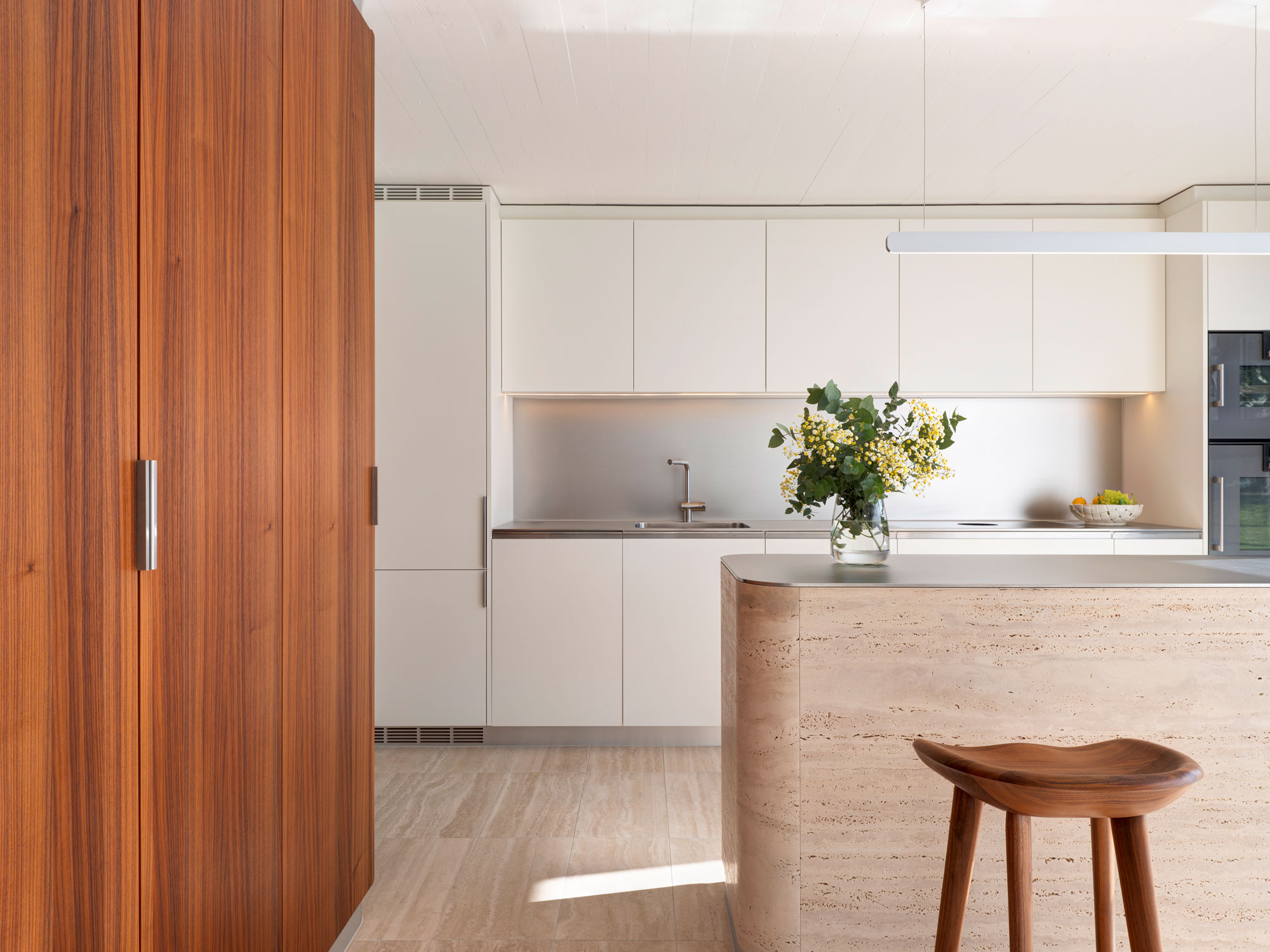 minimalistische Küche Holz Kontrast