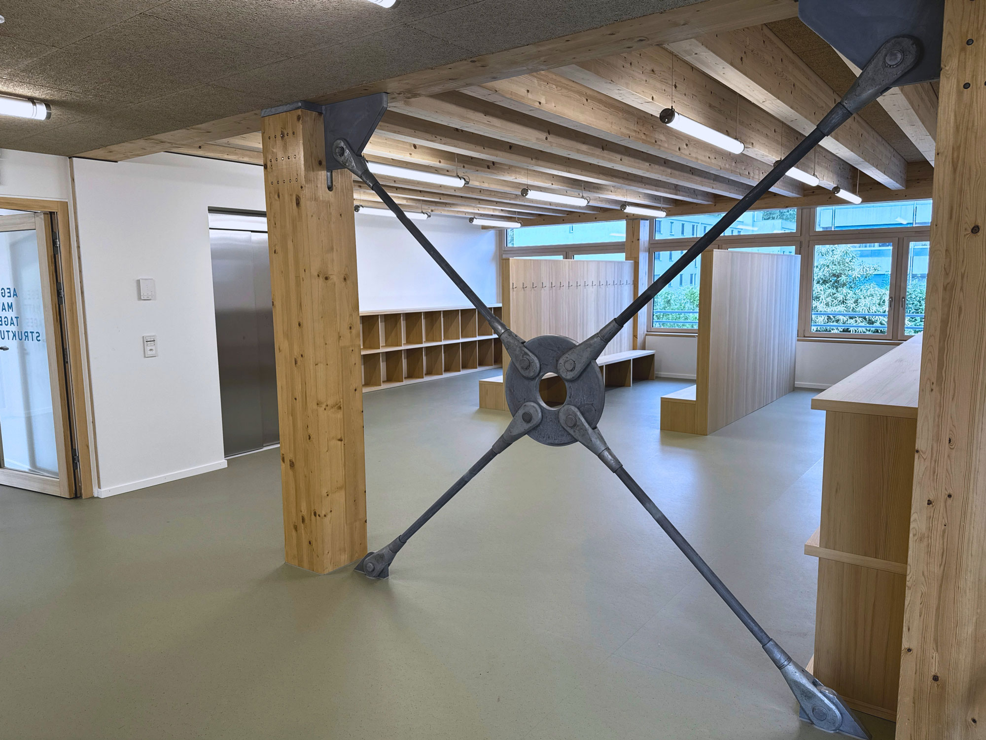 Umbau Kindergarten Aegelmatt, Pratteln mit Tannenfurnier Garderobe Tannenfurnier