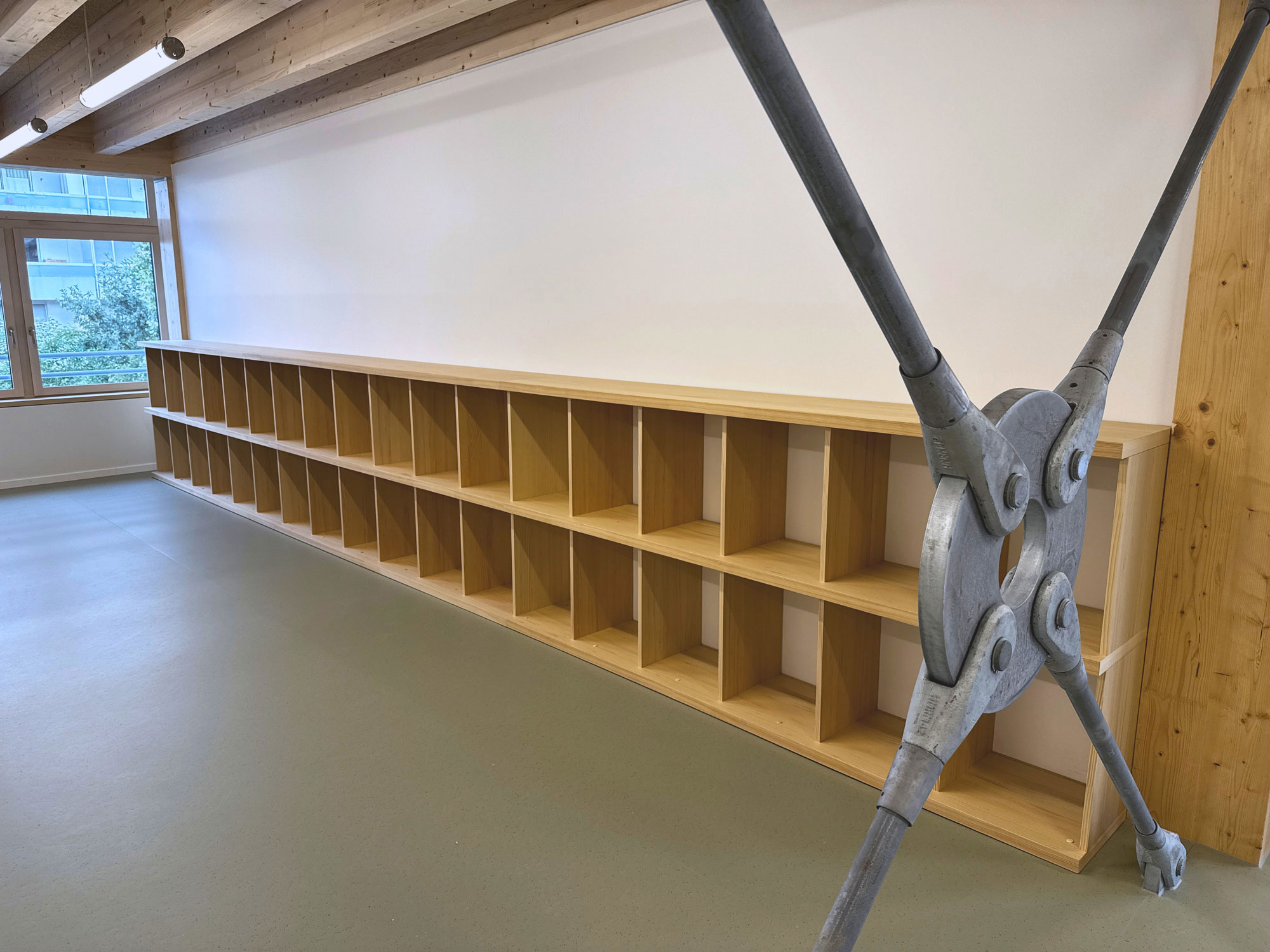 Umbau Kindergarten Aegelmatt, Pratteln mit Tannenfurnier Regale Kindergarten Tannenfurnier
