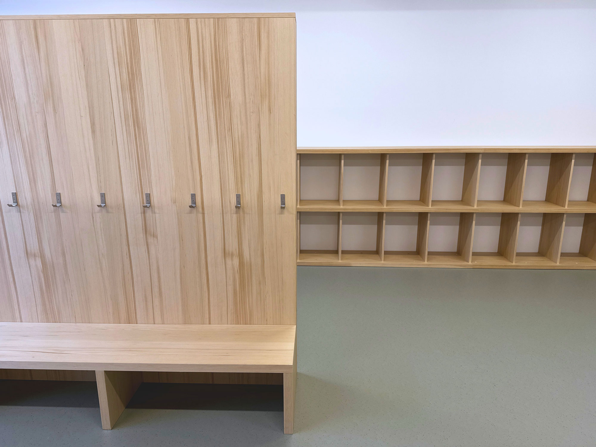 Umbau Kindergarten Aegelmatt, Pratteln mit Tannenfurnier Kindergartengarderobe Tannenfurnier