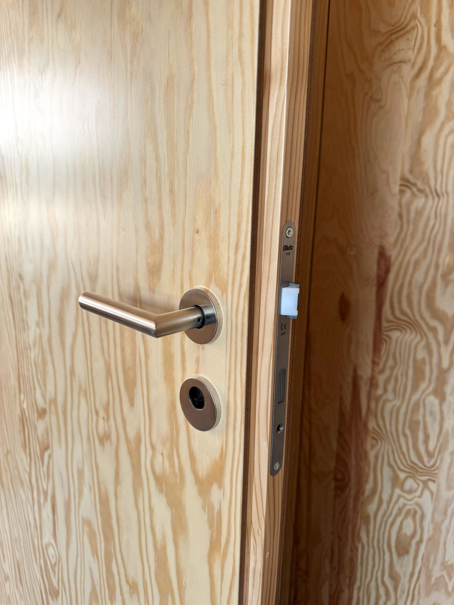 Veneered fire doors EI30
