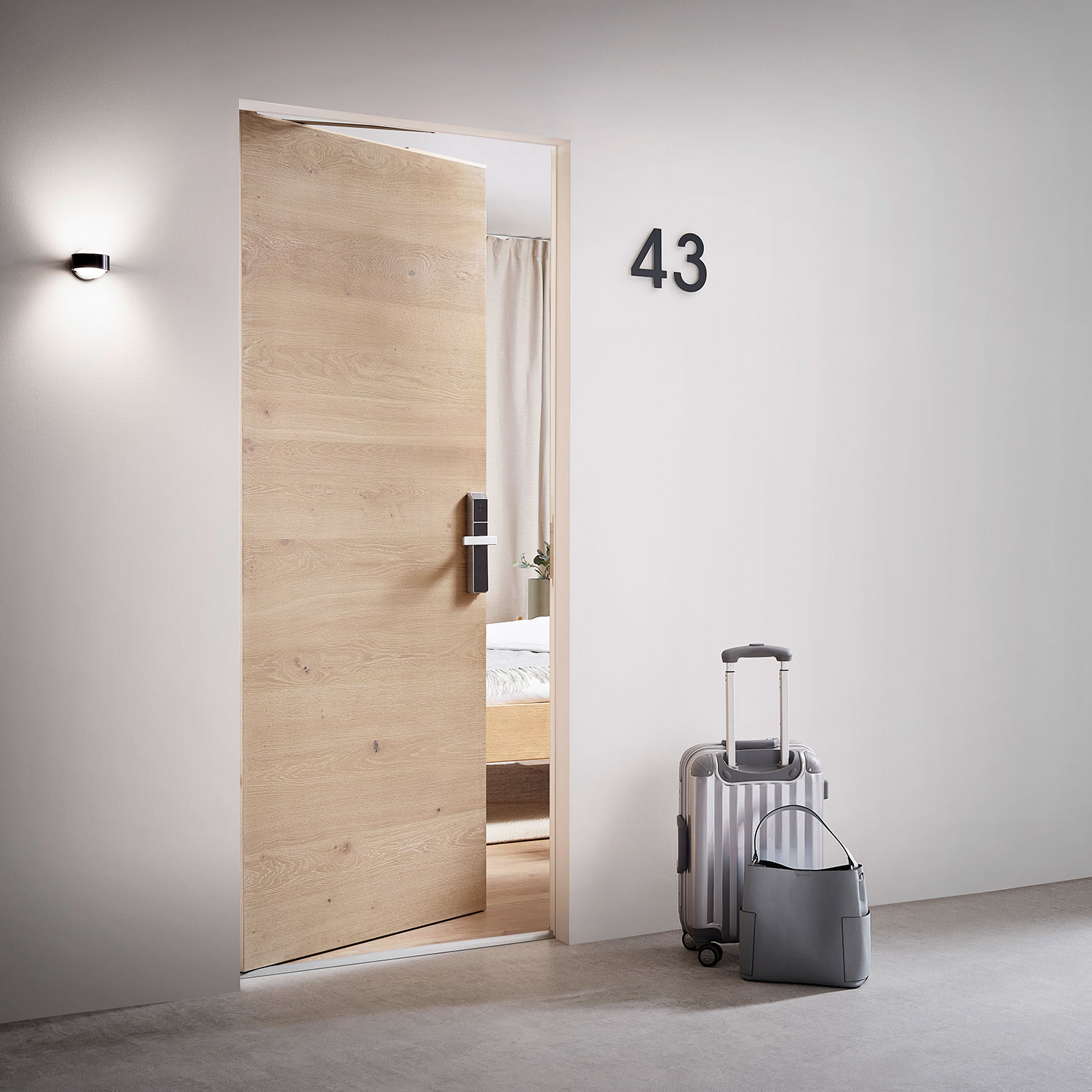 Hotelzimmertüre flächenbündig Gang