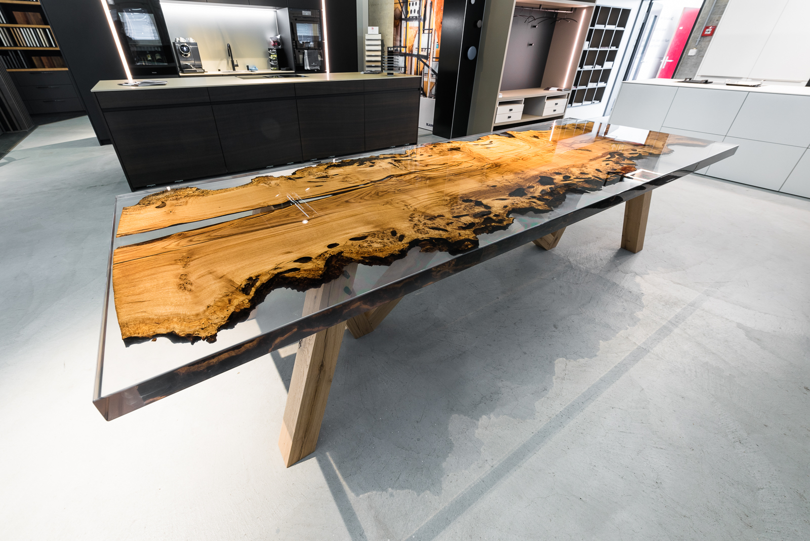 Tisch aus Schlosseiche in Epoxidharz