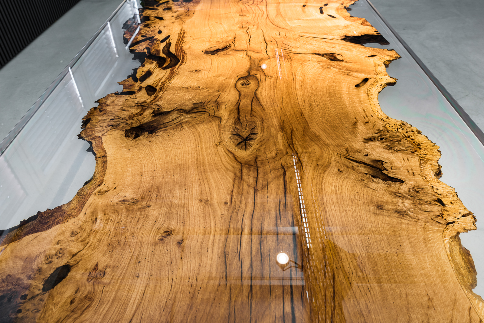 Eichenholz Tisch mit Epoxidharz ausgegossen