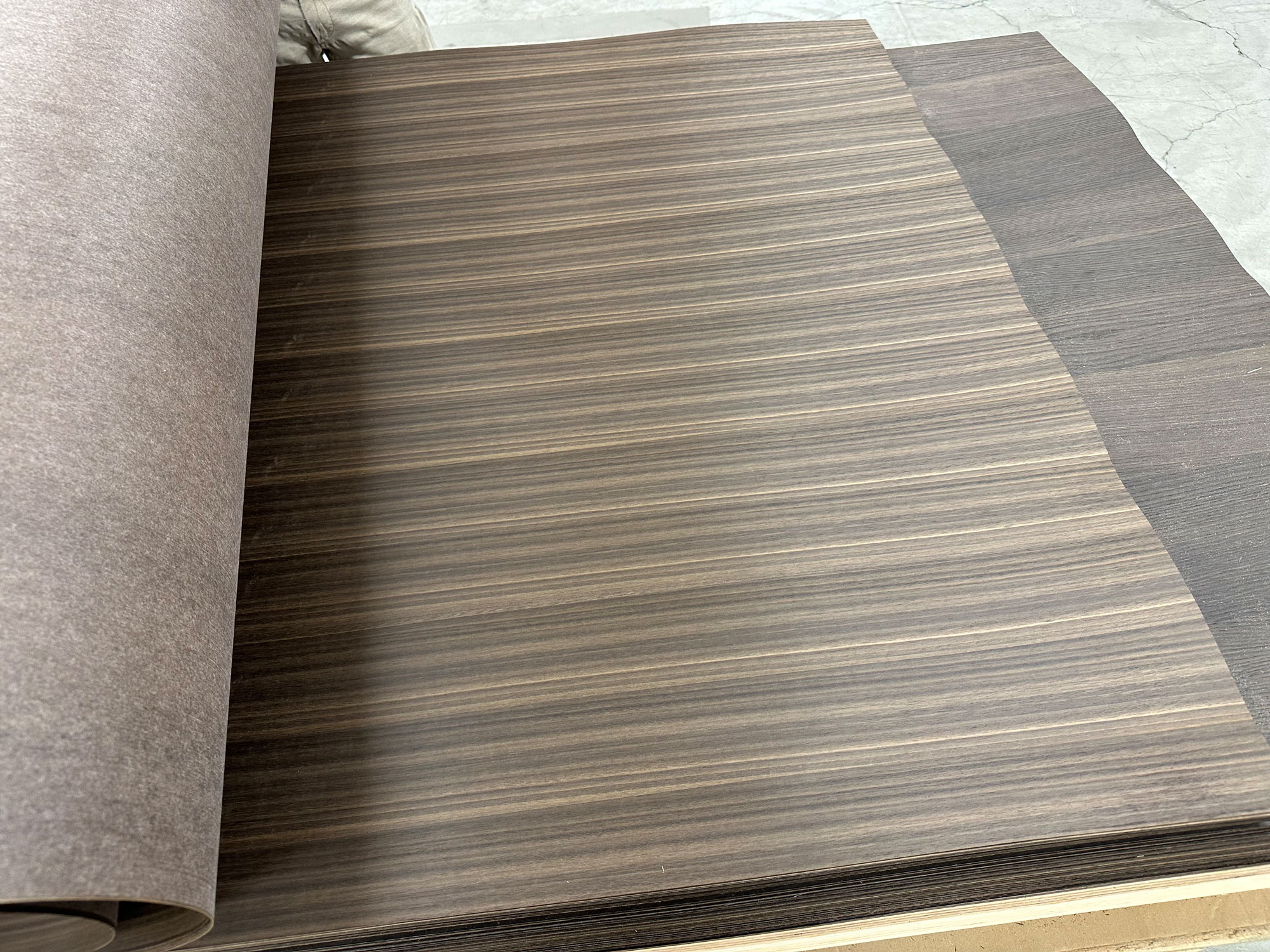 Dunkles Holz Furnier Nahaufnahme