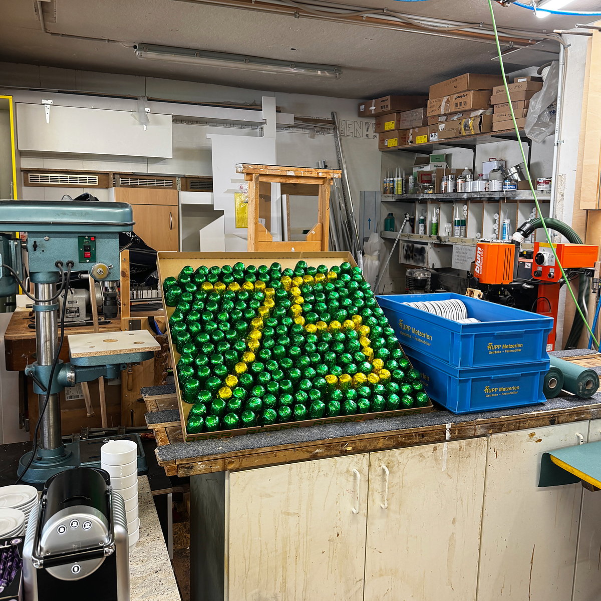 Roser gratuliert zu 75 Jahre KM Küchenstudio Geschenkübergabe der Roser AG an KM Küchenstudio in Basel